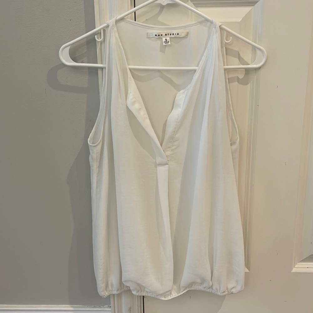 𝅺MAX Studio size S white polyester v neck top